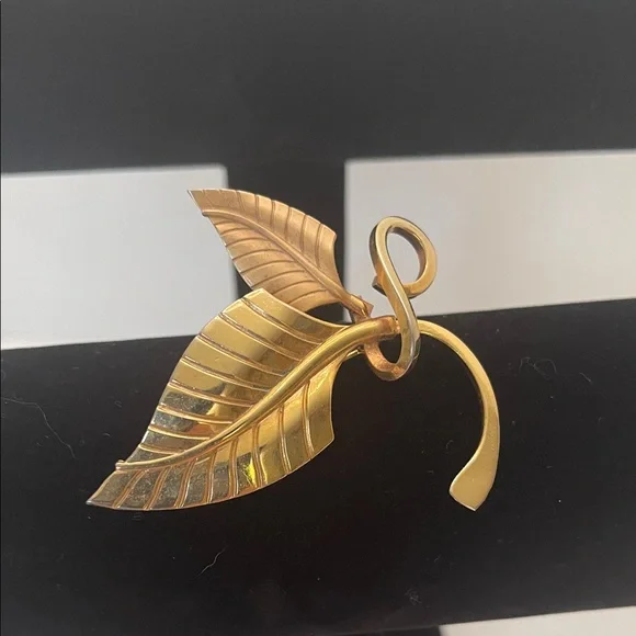 Vintage Napier Gold tone Leaf Brooch - Picture 1 of 2